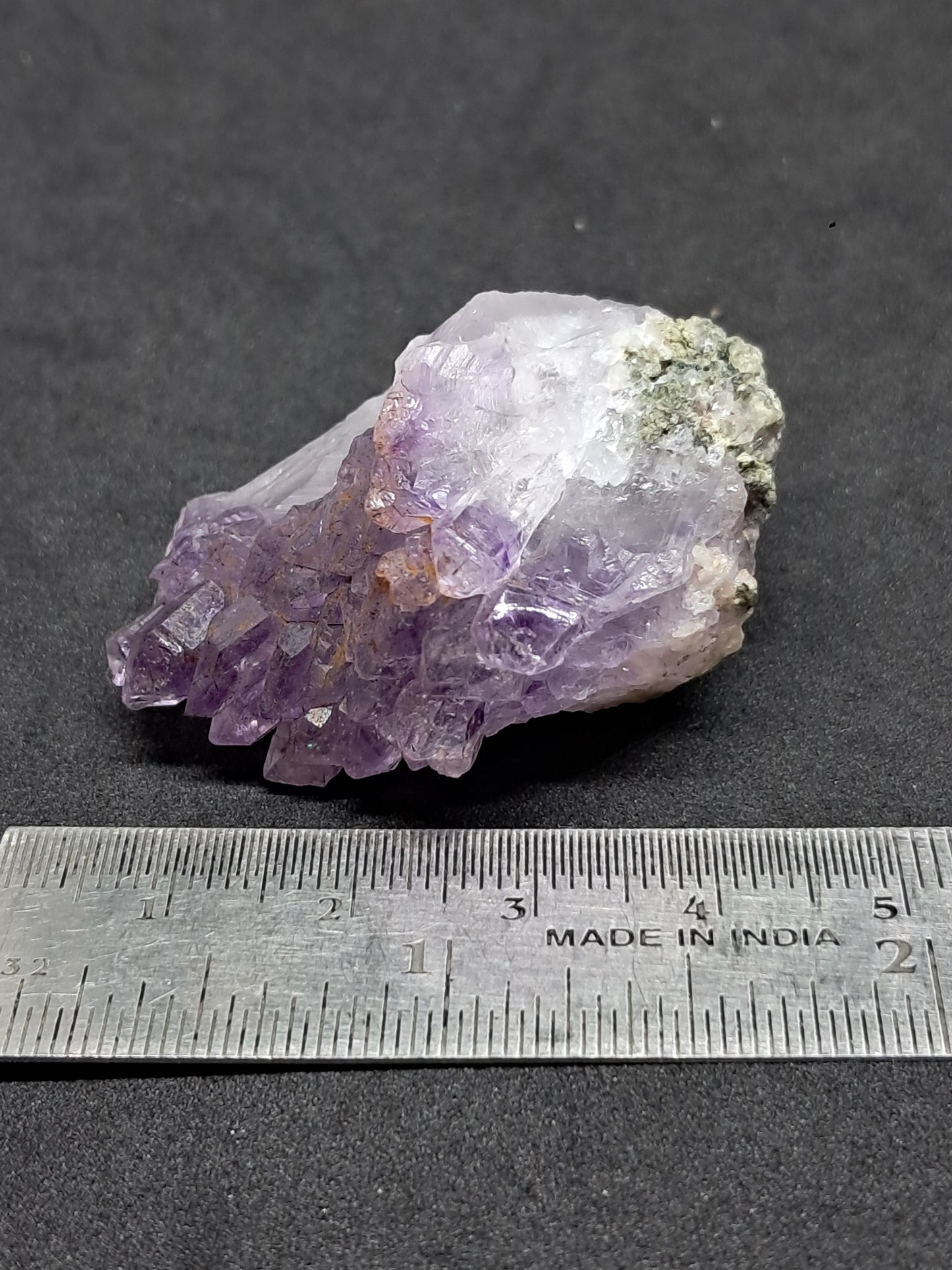 Amatista en racimo con cristal de hematita (karur) y cuarzo morado | Piedra natural | Ejemplar mineral n.° KA89