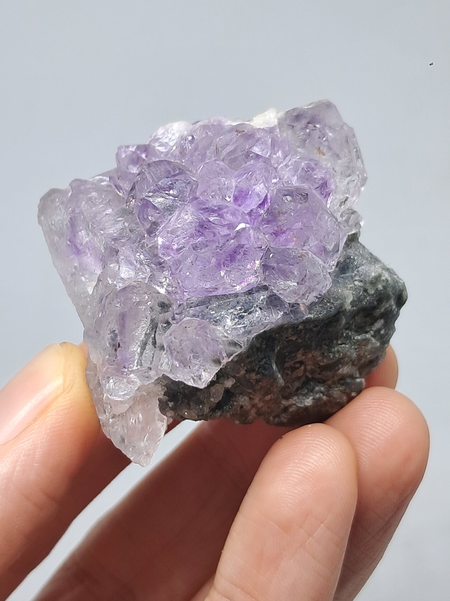 Amatista Elestial sobre matriz de hematita, goethita y calcedonia (Karur) | Cúmulo de cristales | Piedra natural | Ejemplar mineral n.° KA98