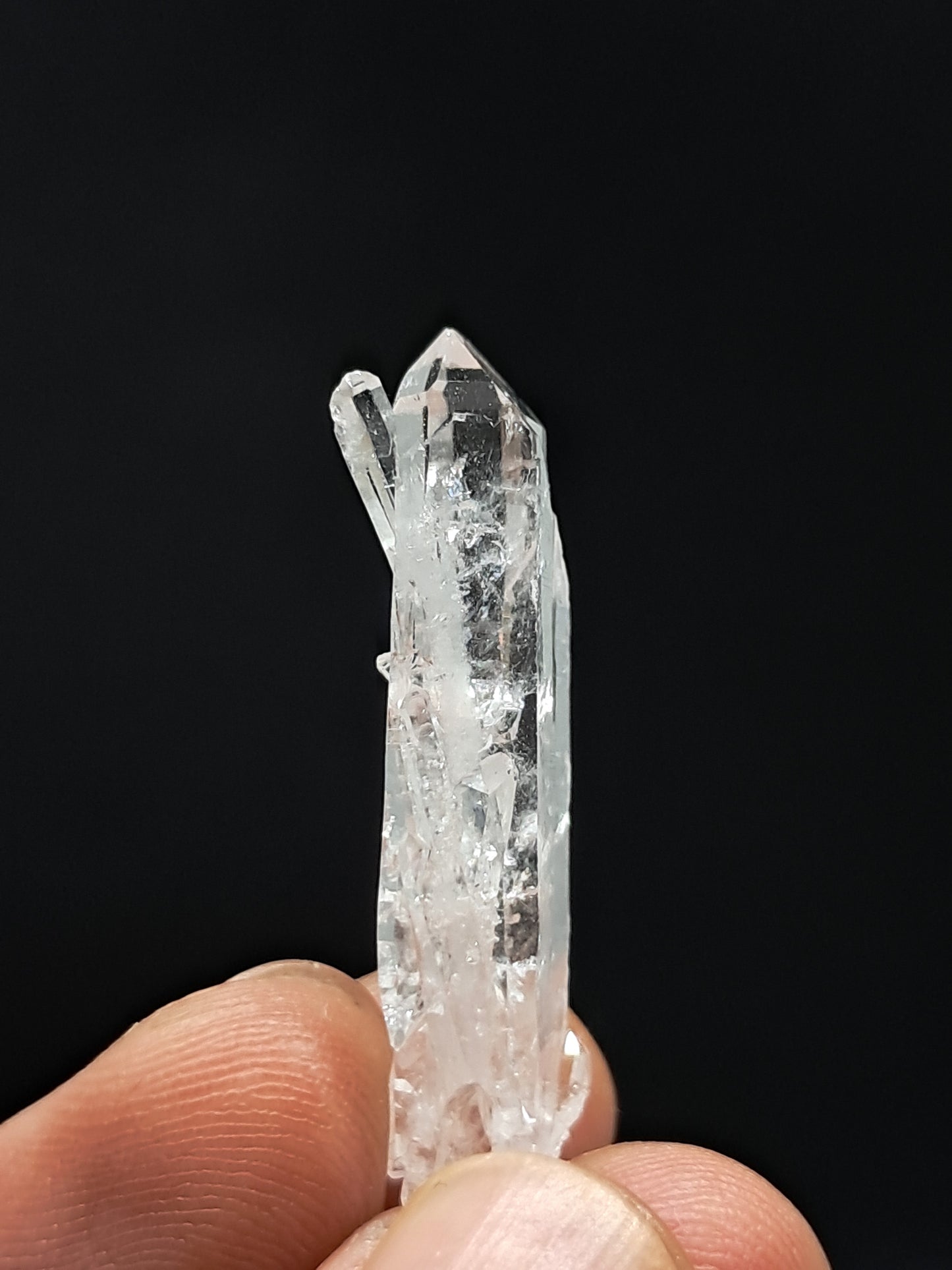 Cristal de cuarzo transparente Faden (Santander, Colombia) Punta natural | Ejemplar mineral n.° COQ31