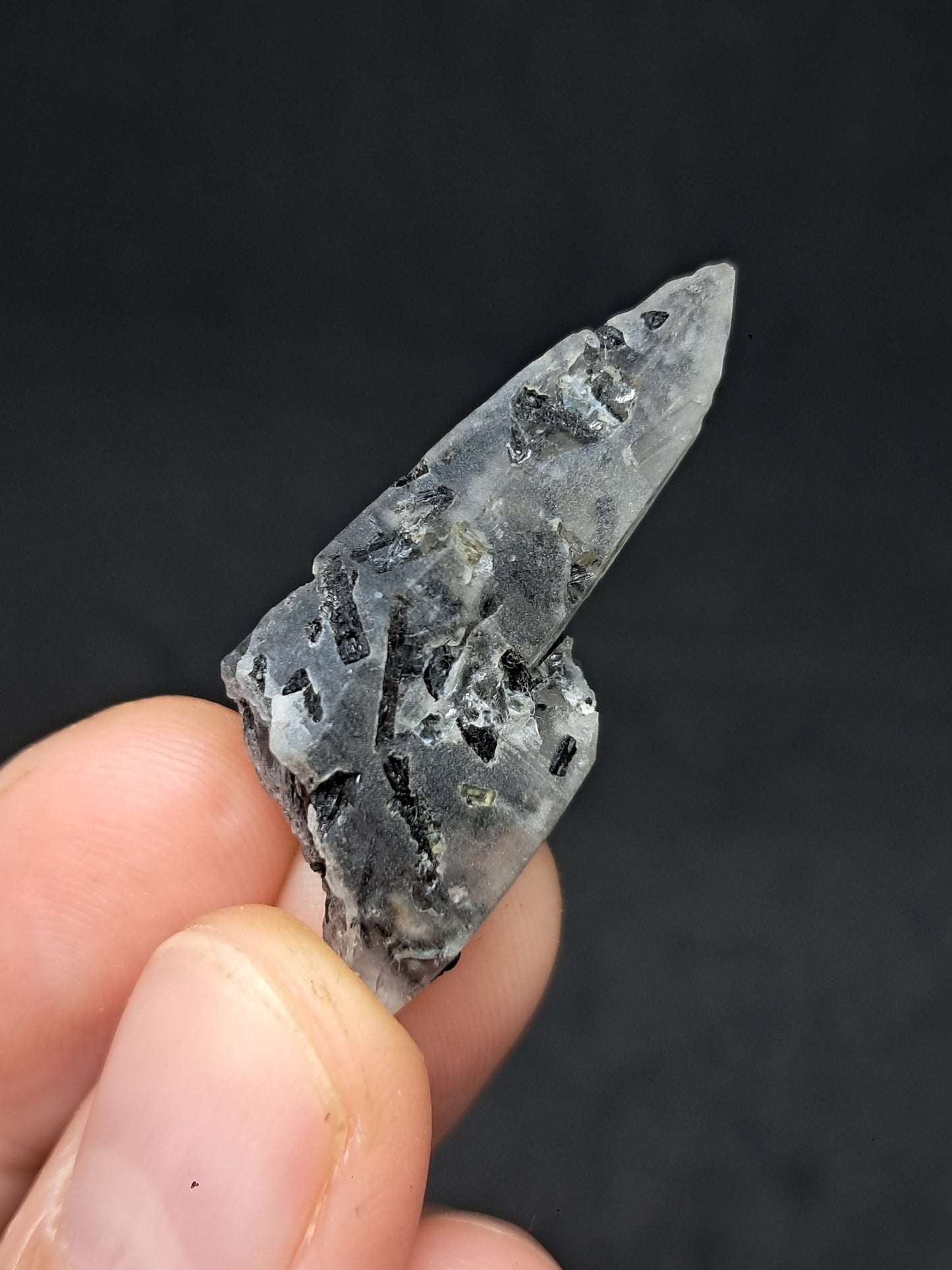 Punta de cuarzo turmalinado (Karur) Cristal natural | Muestra de mineral #TQ30