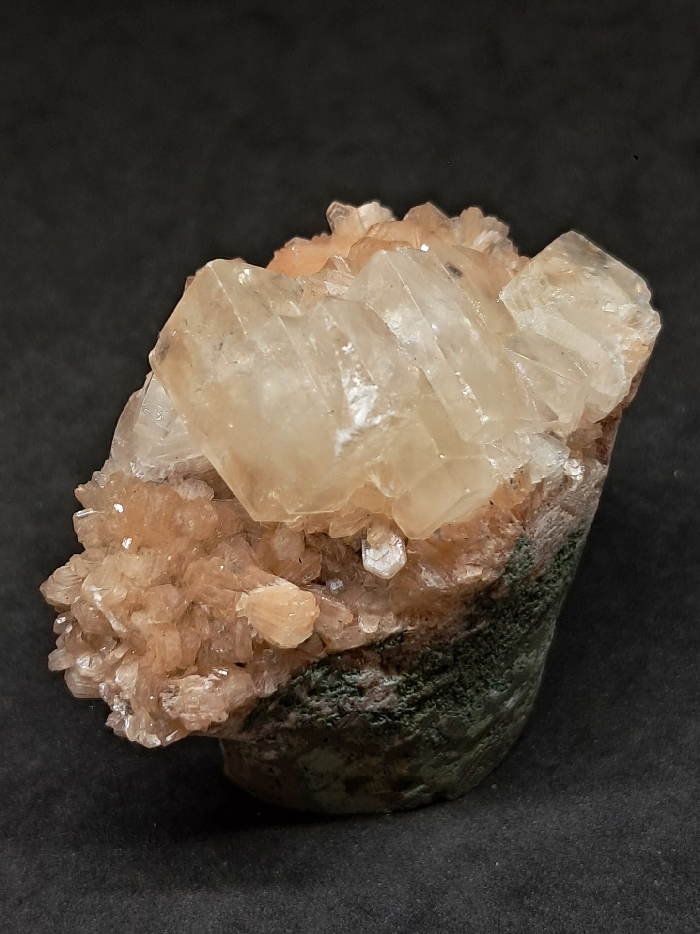 Calcita con estellerita en matriz de basalto (Ajanta) Cristal natural | Piedra en bruto | Muestra mineral #CA40