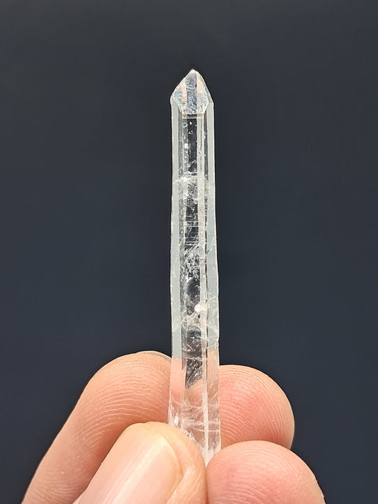 Punta natural de cuarzo láser biterminado y autorreparado (Santander, Colombia) | Ejemplar mineral n.° COQ3
