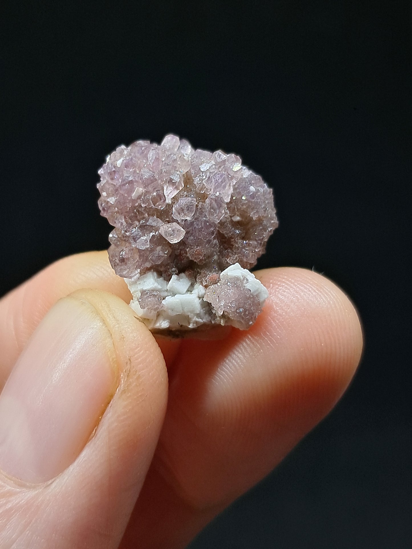 Cúmulo de amatista drusa sobre matriz de feldespato (Karur) | Cristal en bruto | Piedra natural | Ejemplar mineral n.° KA112