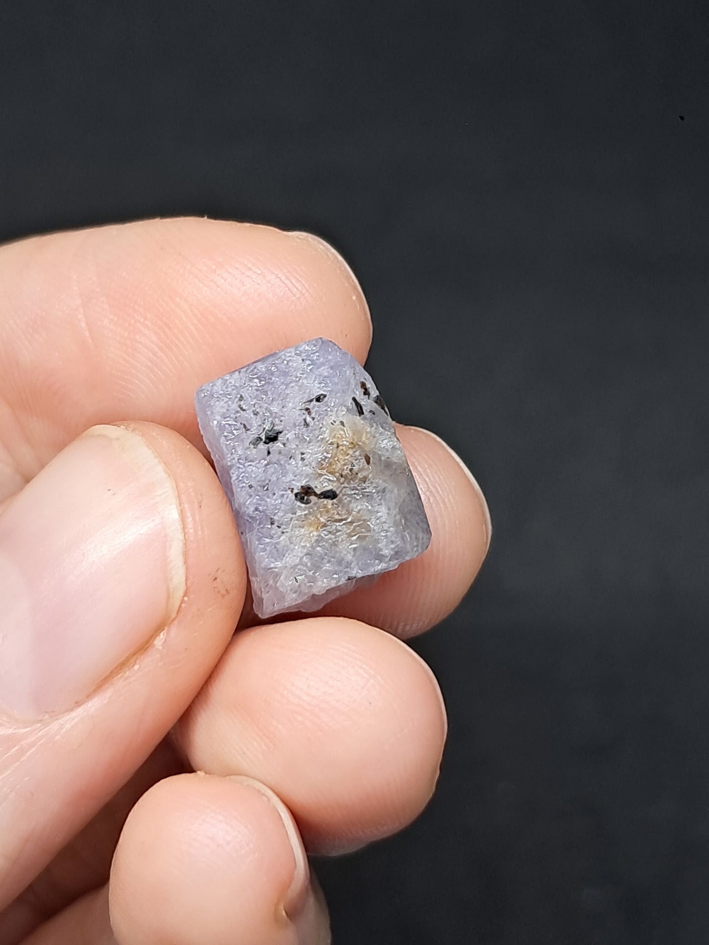 Zafiro natural con grabador (Madagascar), piedra en bruto | Ejemplar mineral n.° SP46