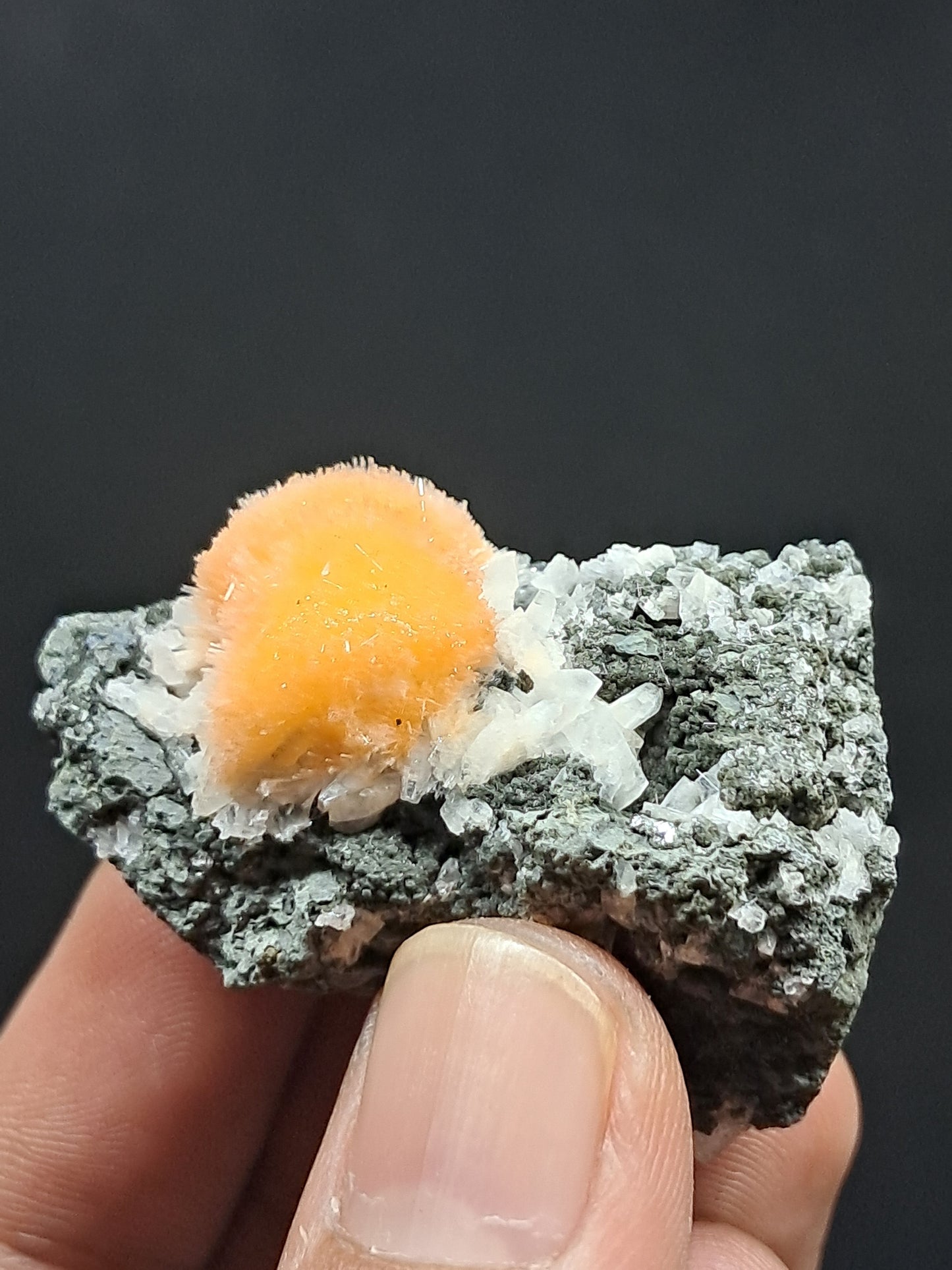 Thomsonita con mesolita en matriz (Madhya Pradesh) | Zeolita n.° THM9