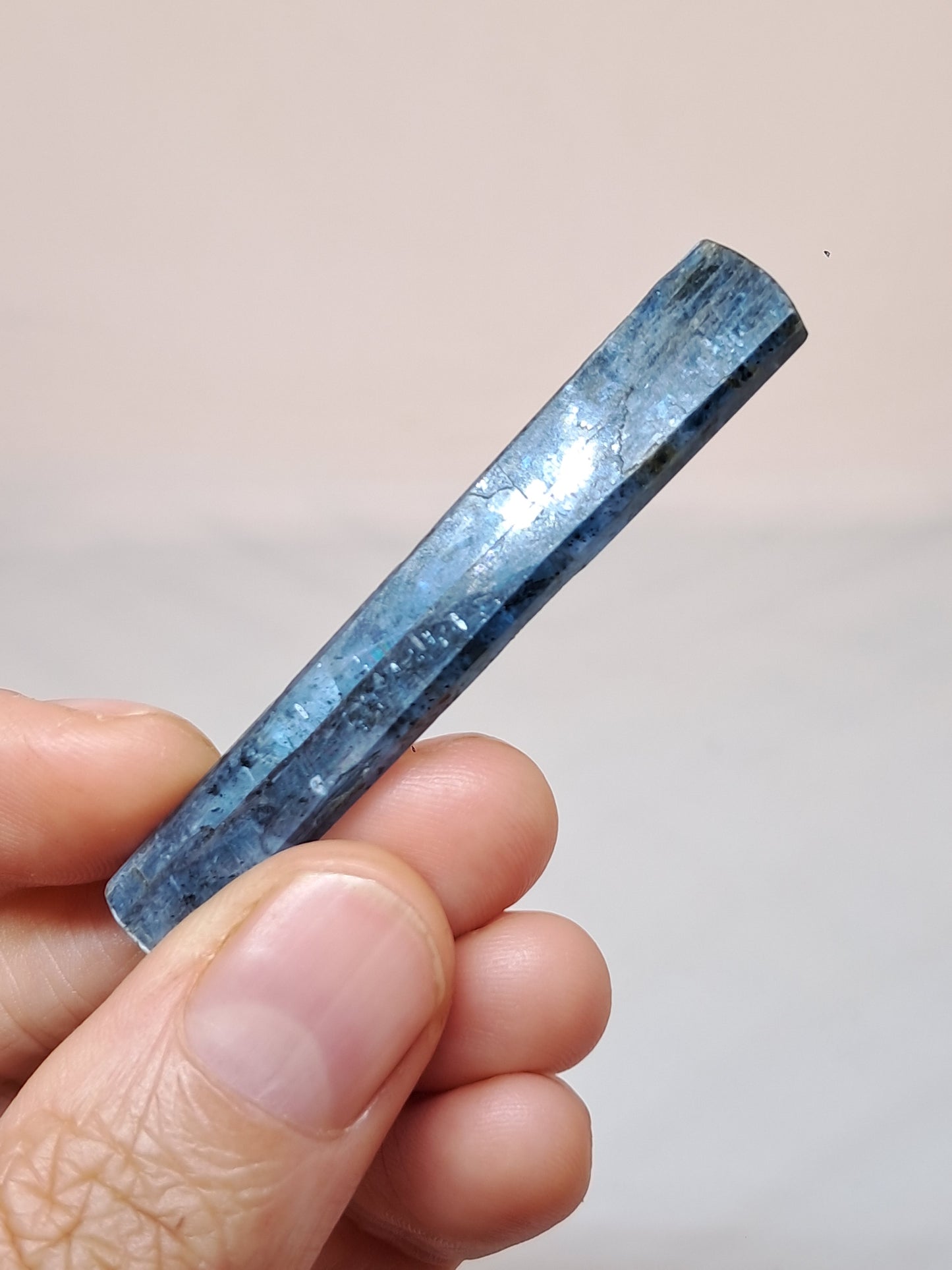 Cianita azul océano (Nepal) Cristal natural pulido n.° KY20