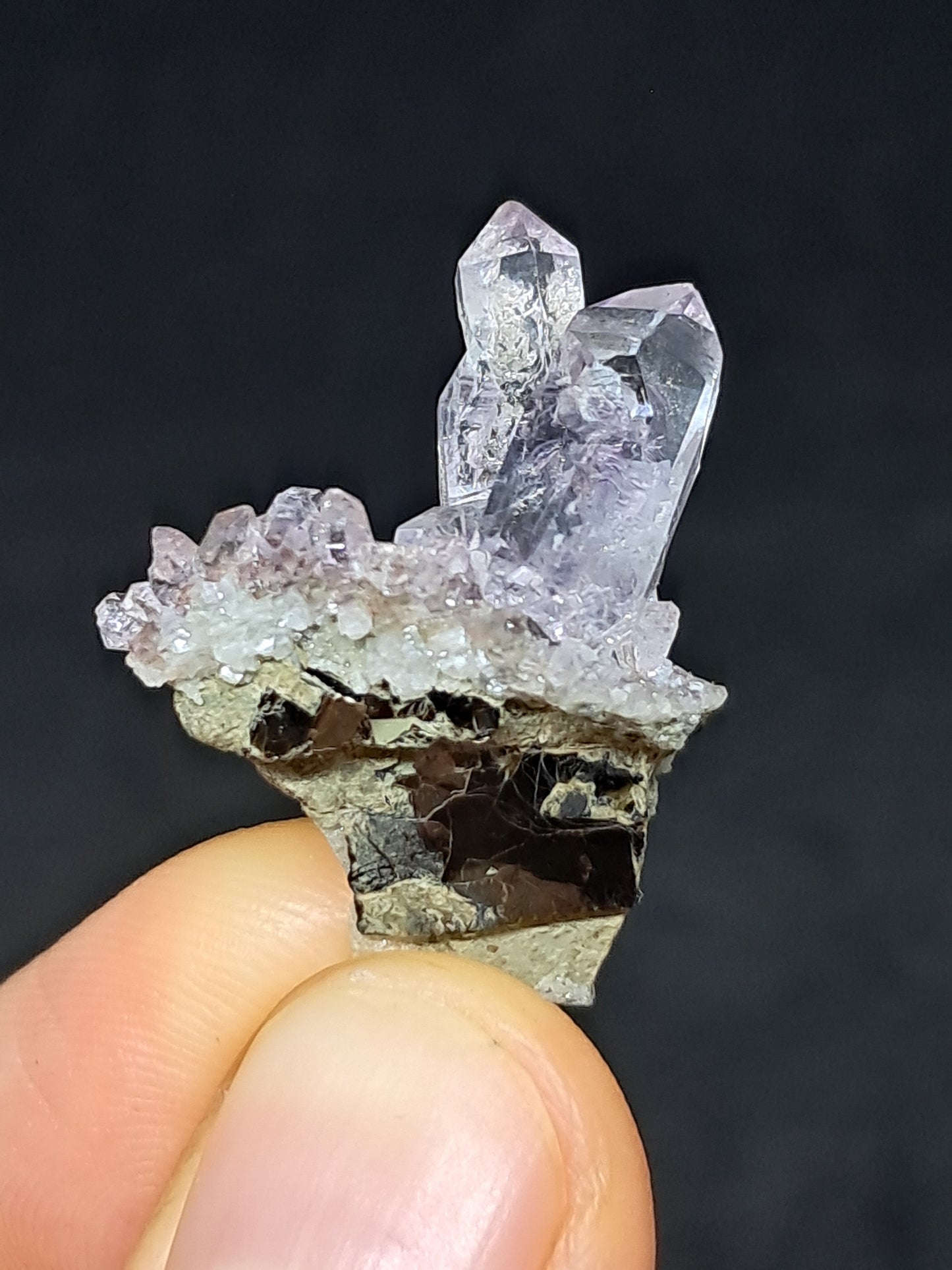 Cúmulo de cetro de amatista sobre base de calcedonia y mica Elestial (Karur) | Cúmulo de cristal | Piedra natural | Ejemplar mineral n.° KA99