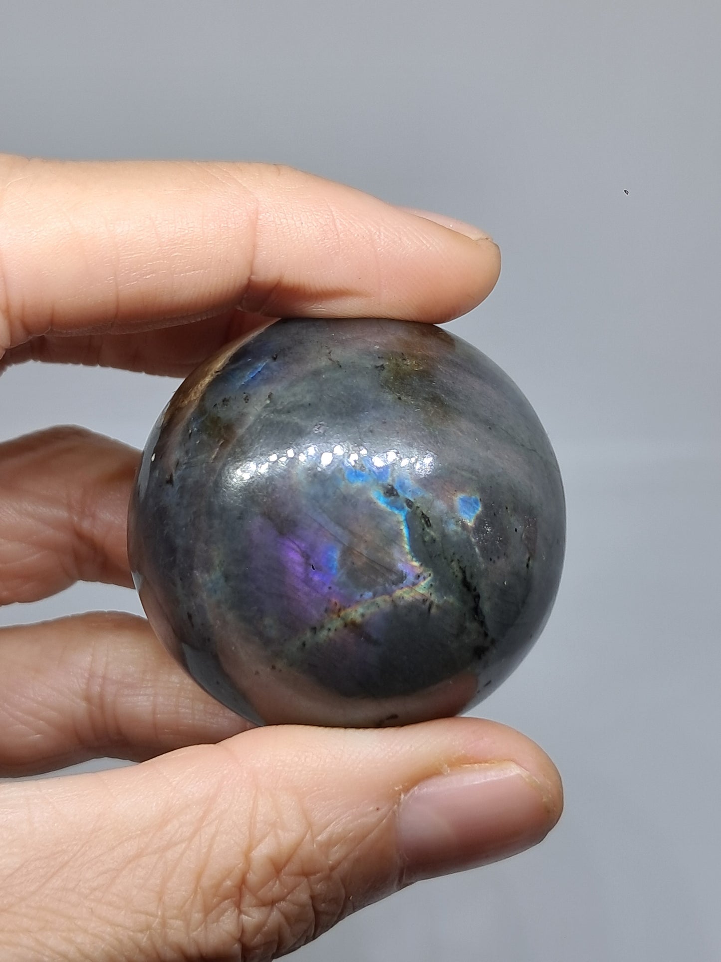 Esfera de labradorita (Madagascar) | Destellos rosas y morados | Piedra pulida #LB10
