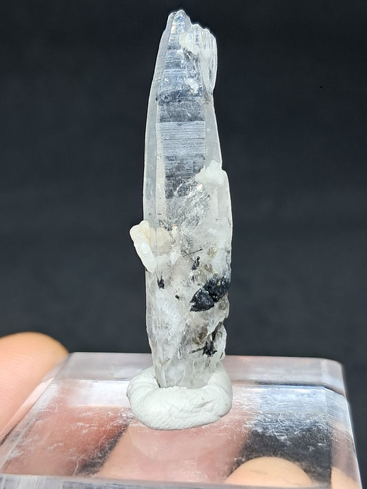 Punta de cristal de cuarzo turmalinado (karur), piedra natural | Ejemplar mineral n.° TQ28