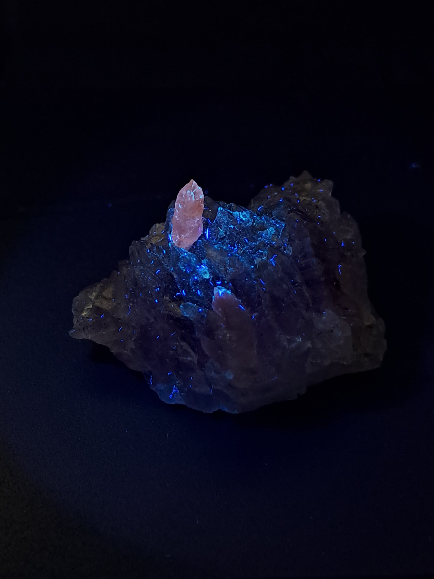 Amatista en forma de cetro con calcita reactiva a los rayos UV (Karur) | Cristal en bruto | Piedra natural | Ejemplar mineral n.° KA131