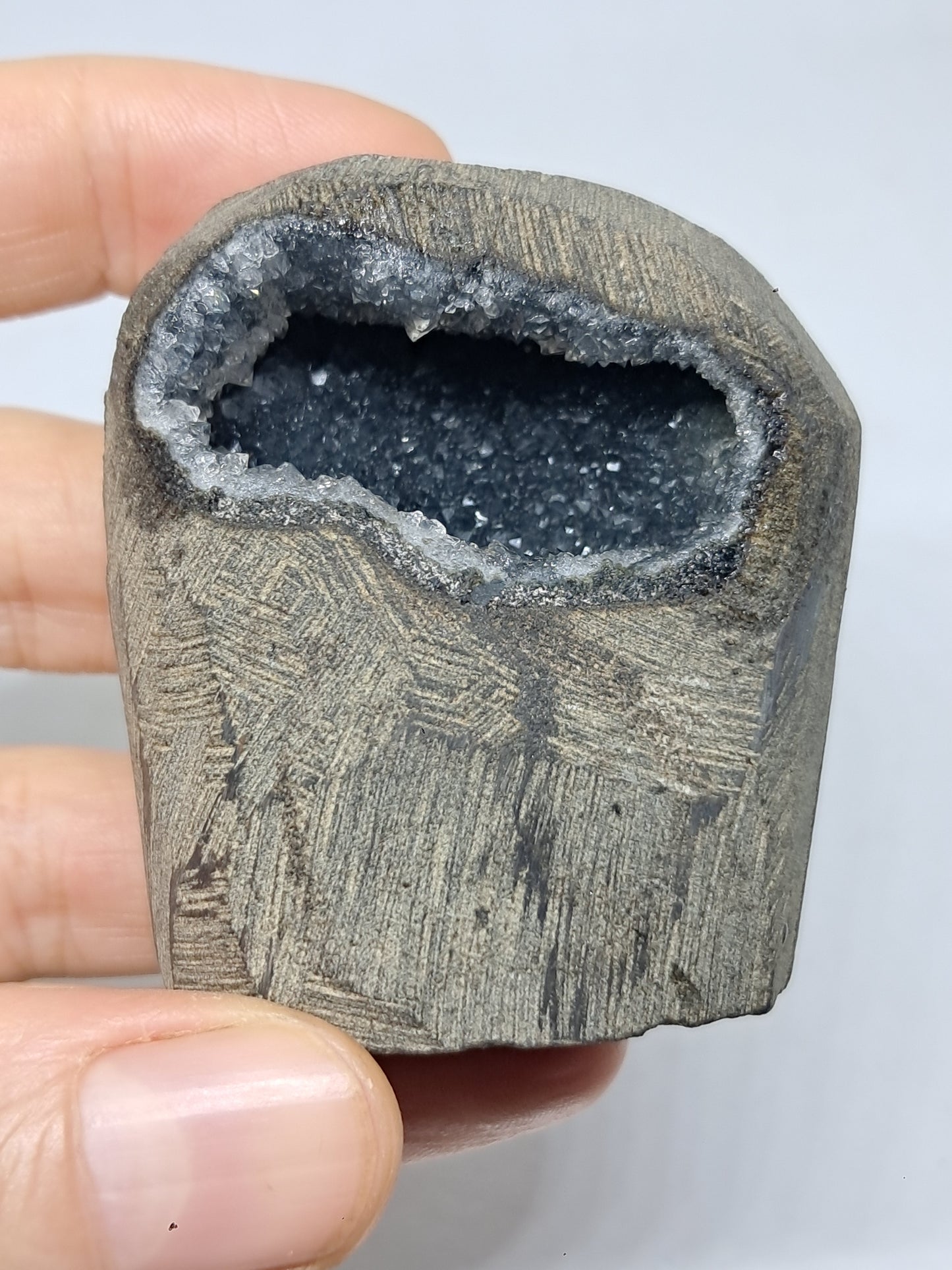 Calcedonia negra en geoda de basalto (Nashik) | Cristal natural | Ejemplar mineral n.° BC12