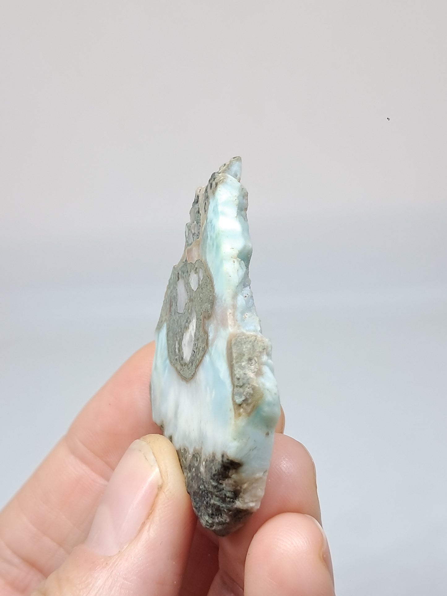 Larimar en rebanadas (República Dominicana) Piedra en bruto | Roca natural n.° LM23