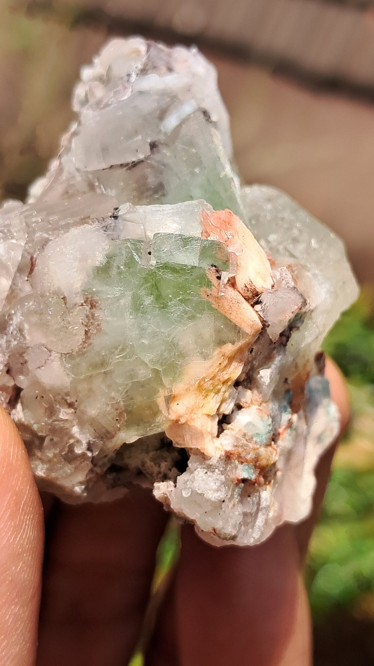 Apofilita Verde (Fluorapofilita) en Matriz (Ajanta) Cristal Natural | Muestra Mineral #GA24