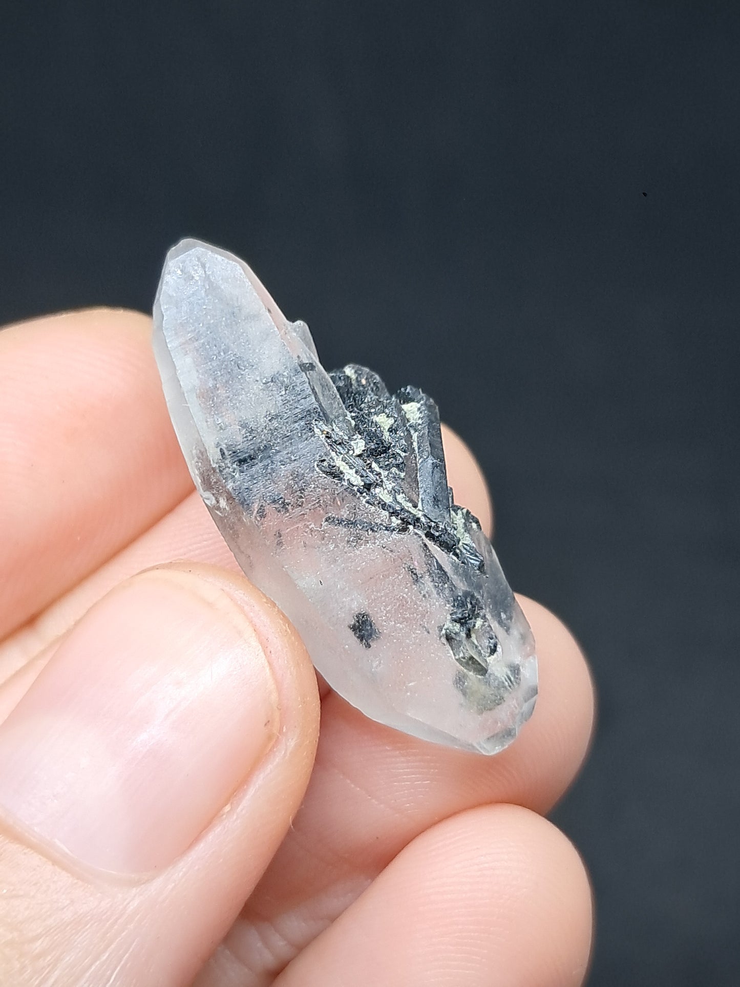 Punta de cuarzo turmalinado (Karur) Cristal natural | Espécimen mineral #TQ35