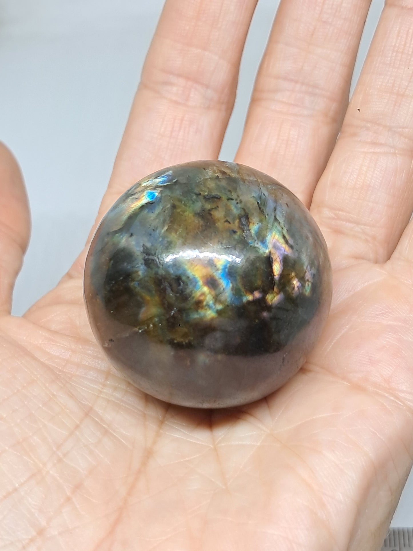Esfera de labradorita (Madagascar) | Fogonazo intenso | Piedra pulida #LB12