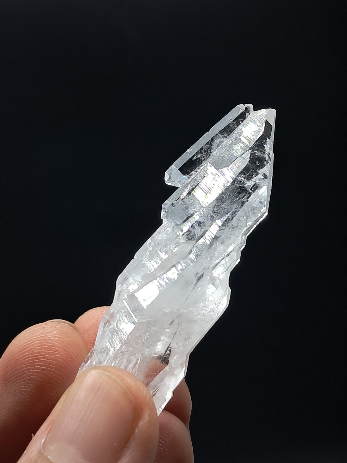 Cuarzo transparente desvanecido con crecimiento escalonado (Santander, Colombia) Punta natural | Ejemplar mineral n.° COQ14