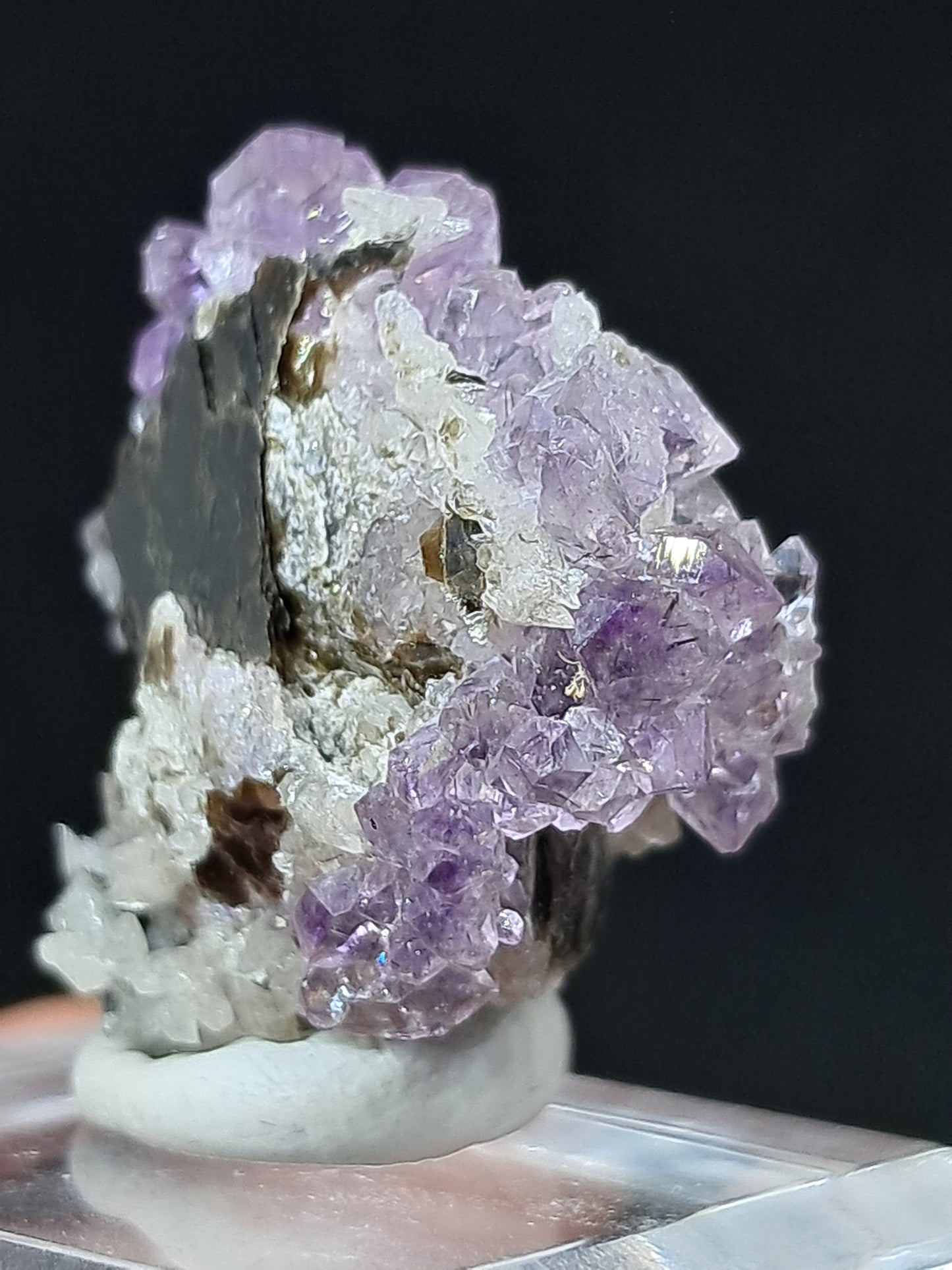 Cúmulo de amatista en matriz de albita y mica (Karur) | Cristal en bruto | Piedra natural | Ejemplar mineral n.° KA107
