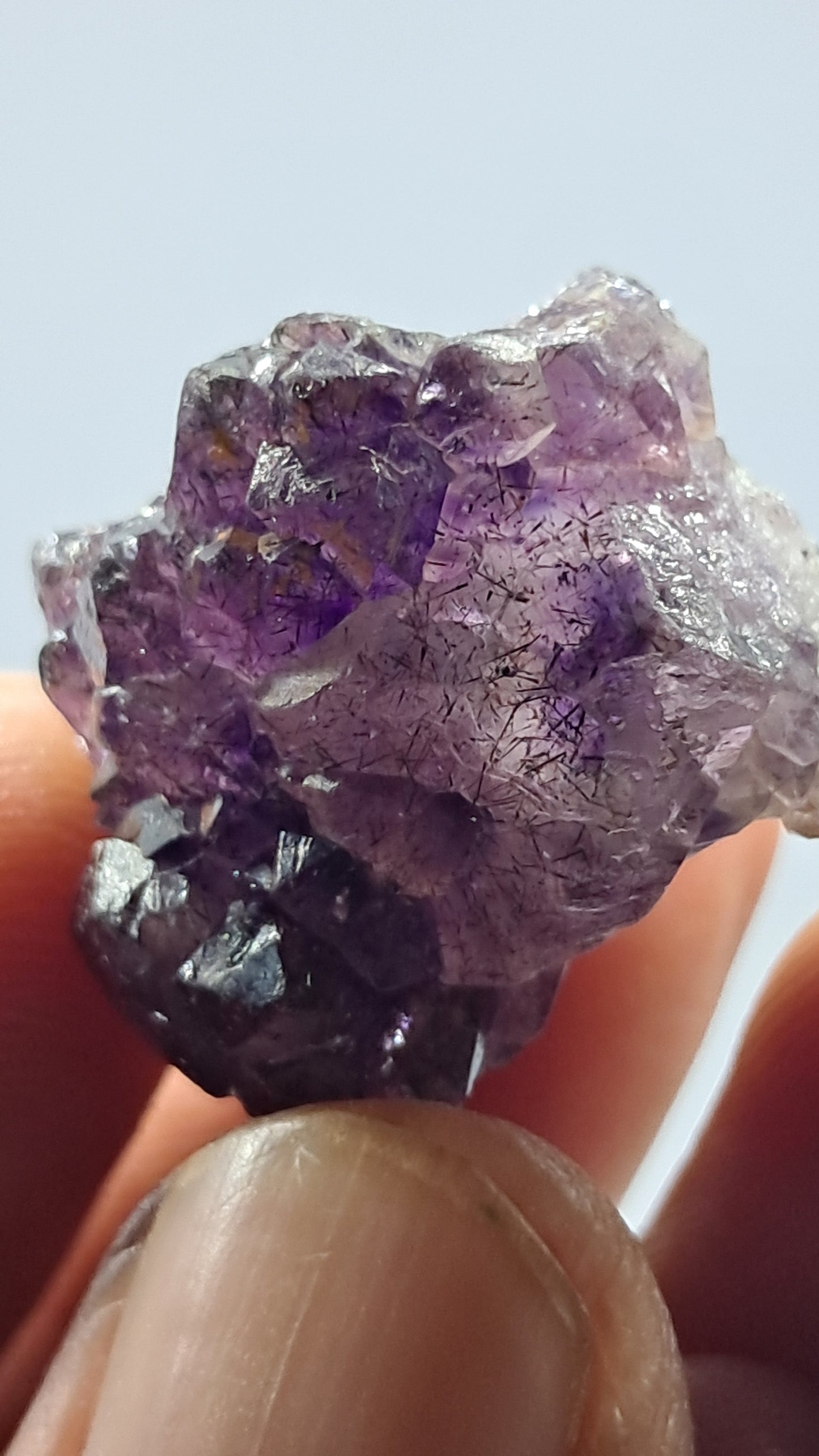 Amatista Elestial Púrpura Intenso | Hematita Goetita Rutilo con Inclusiones | Cristal Natural | Espécimen Mineral #KA203