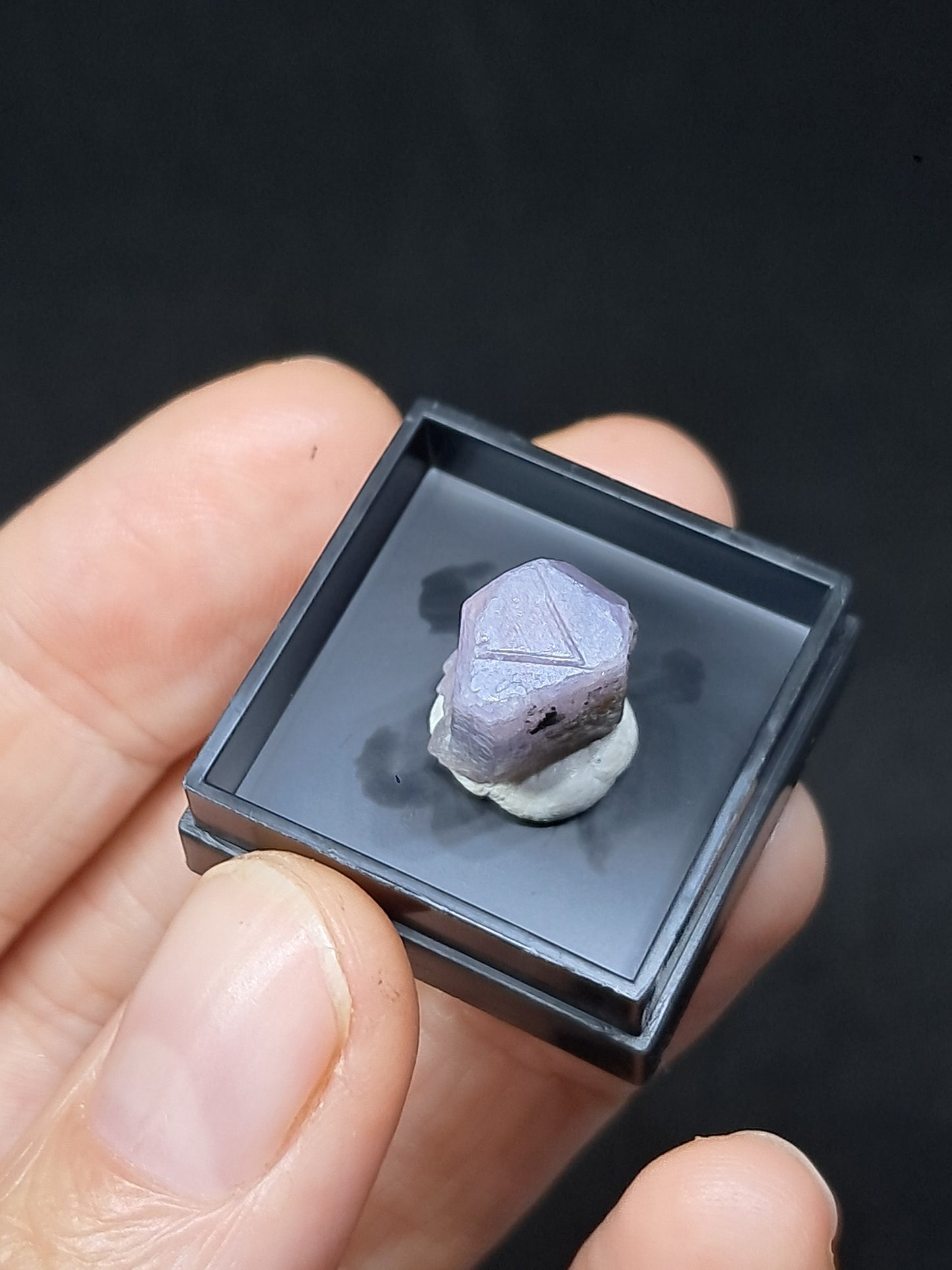 Zafiro natural con grabador (Madagascar), piedra en bruto | Ejemplar mineral n.° SP46