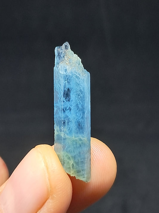 Aguamarina de alta calidad (Karur) en bruto, cristal hexagonal | Ejemplar mineral n.° AQM18