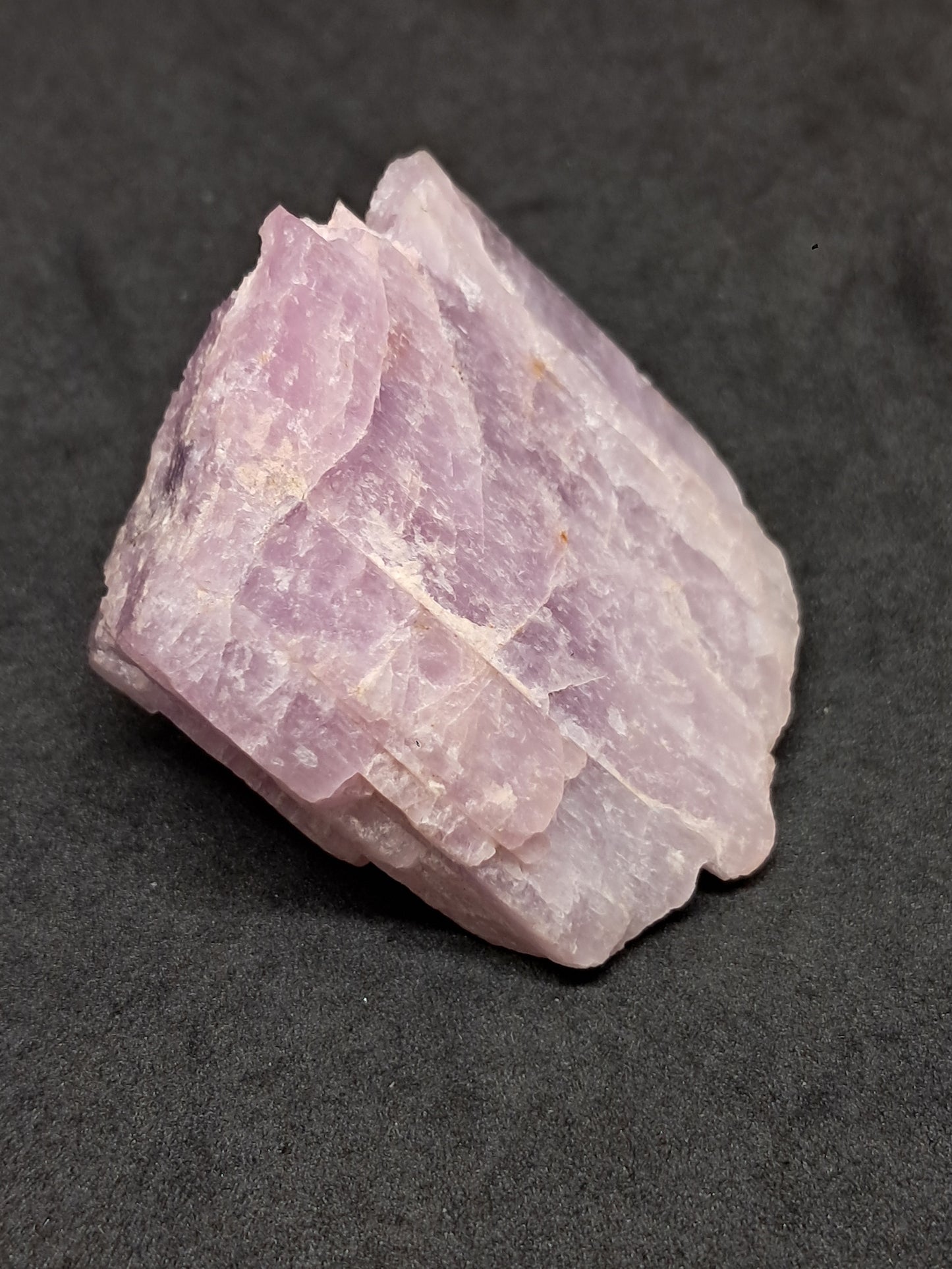 Cristal de kunzita en bruto (Madagascar), piedra natural en bruto | Espécimen de espodumena n.° KZ2