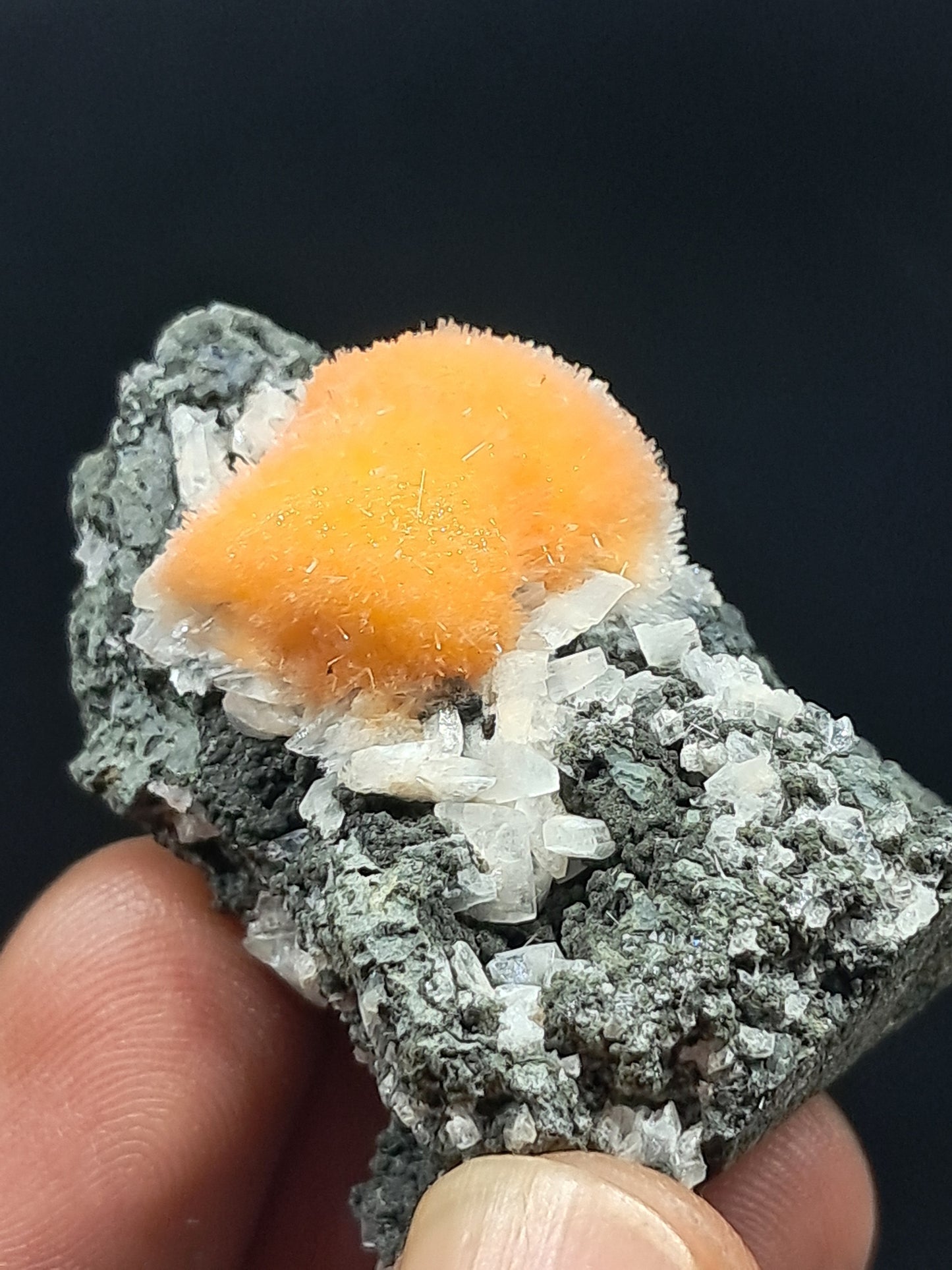 Thomsonita con mesolita en matriz (Madhya Pradesh) | Zeolita n.° THM9