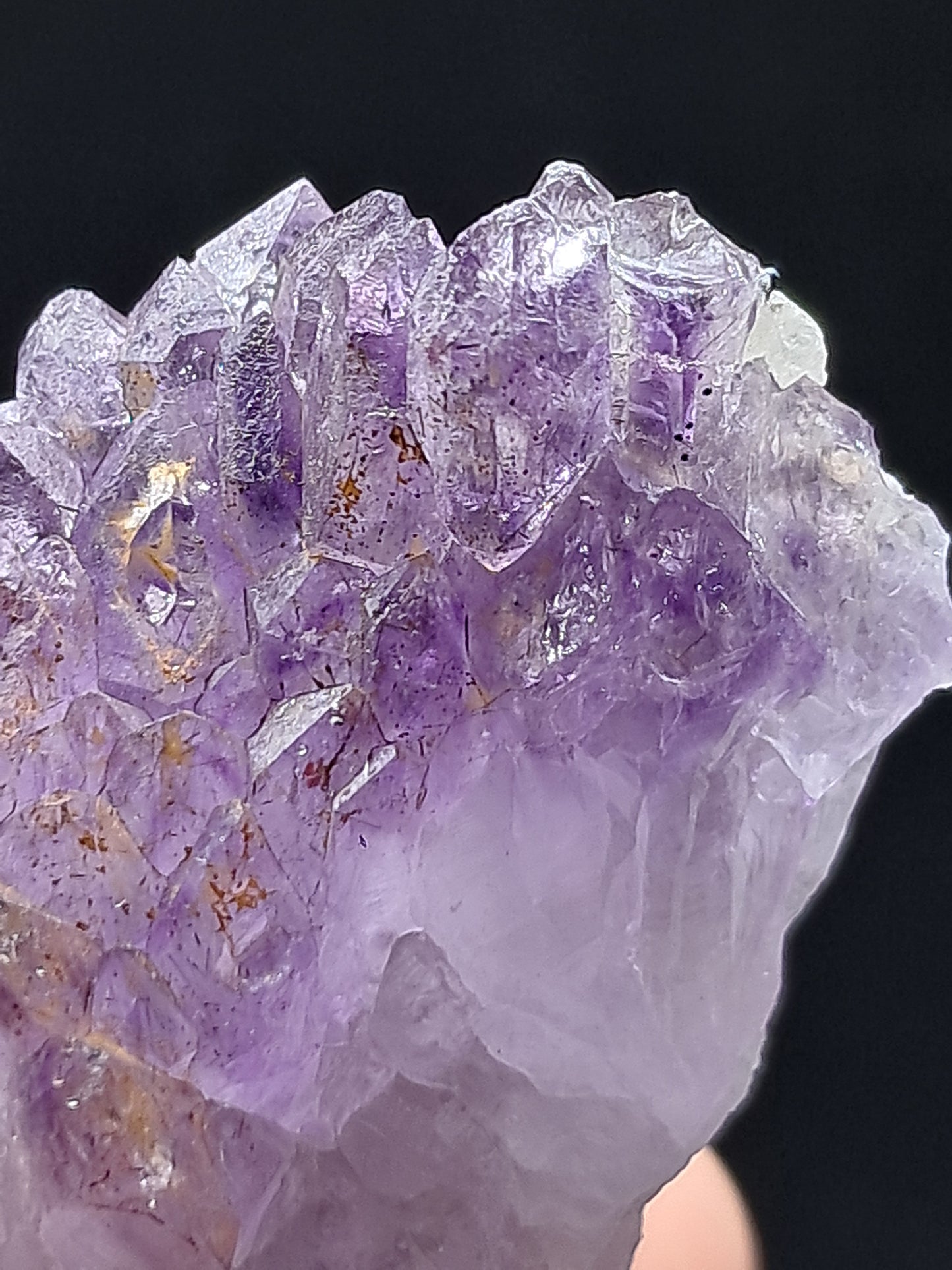 Amatista en racimo con cristal de hematita (karur) y cuarzo morado | Piedra natural | Ejemplar mineral n.° KA89