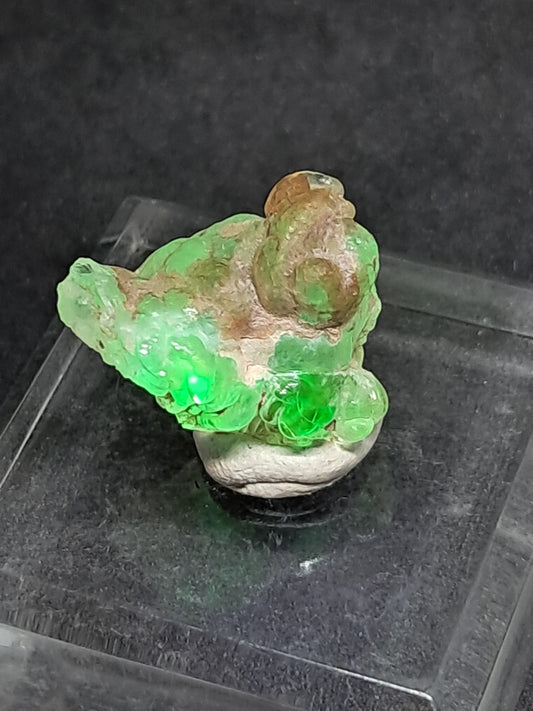 Ópalo hialita (México), piedra cristalina en bruto reactiva a los rayos UV | Ejemplar mineral n.° OH10