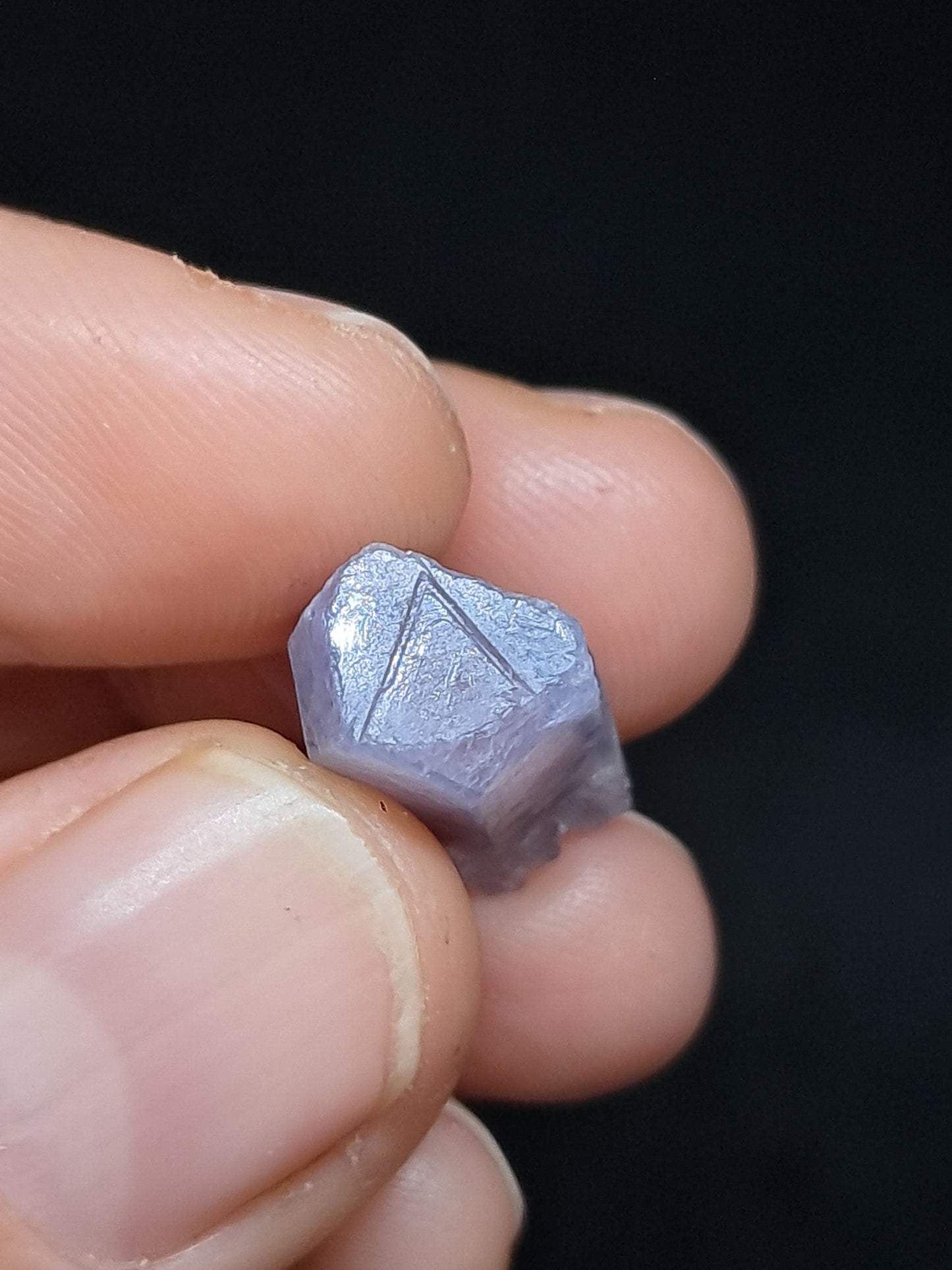 Zafiro natural con grabador (Madagascar), piedra en bruto | Ejemplar mineral n.° SP46
