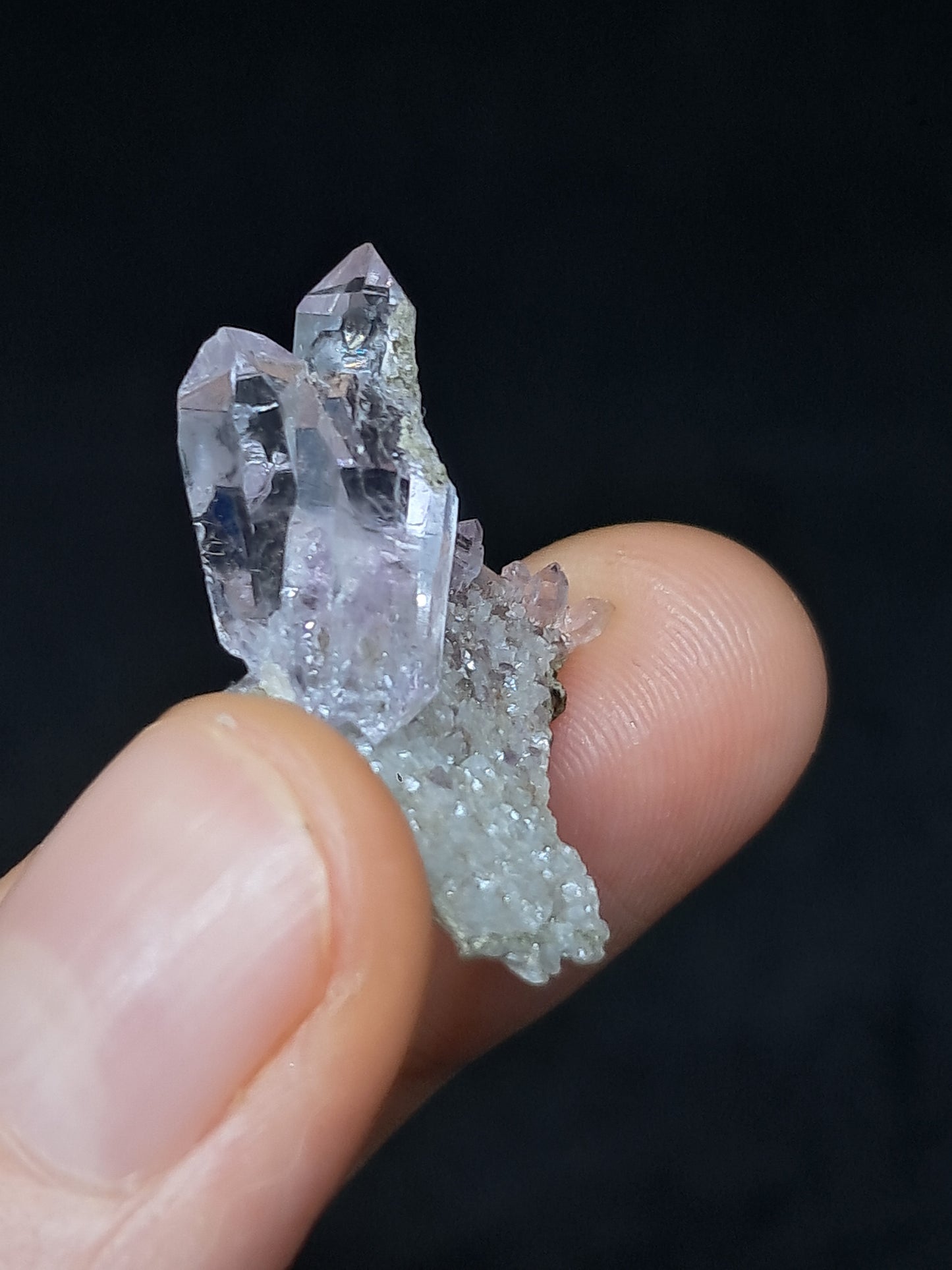 Cúmulo de cetro de amatista sobre base de calcedonia y mica Elestial (Karur) | Cúmulo de cristal | Piedra natural | Ejemplar mineral n.° KA99