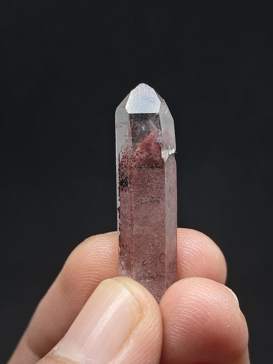 Punta de cristal natural de cuarzo fantasma hematita (Telangana) | Ejemplar mineral n.° HPQ25