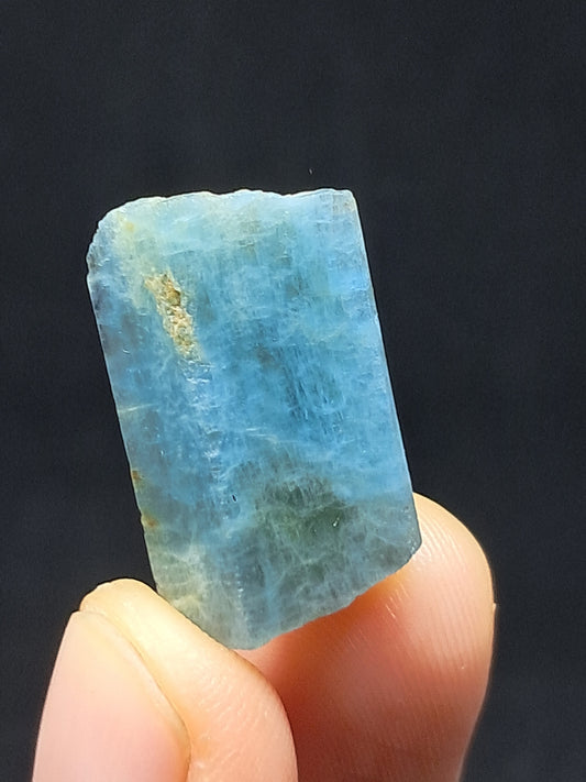 Aguamarina de alta calidad (Karur) en bruto, cristal hexagonal | Ejemplar mineral n.° AQM16