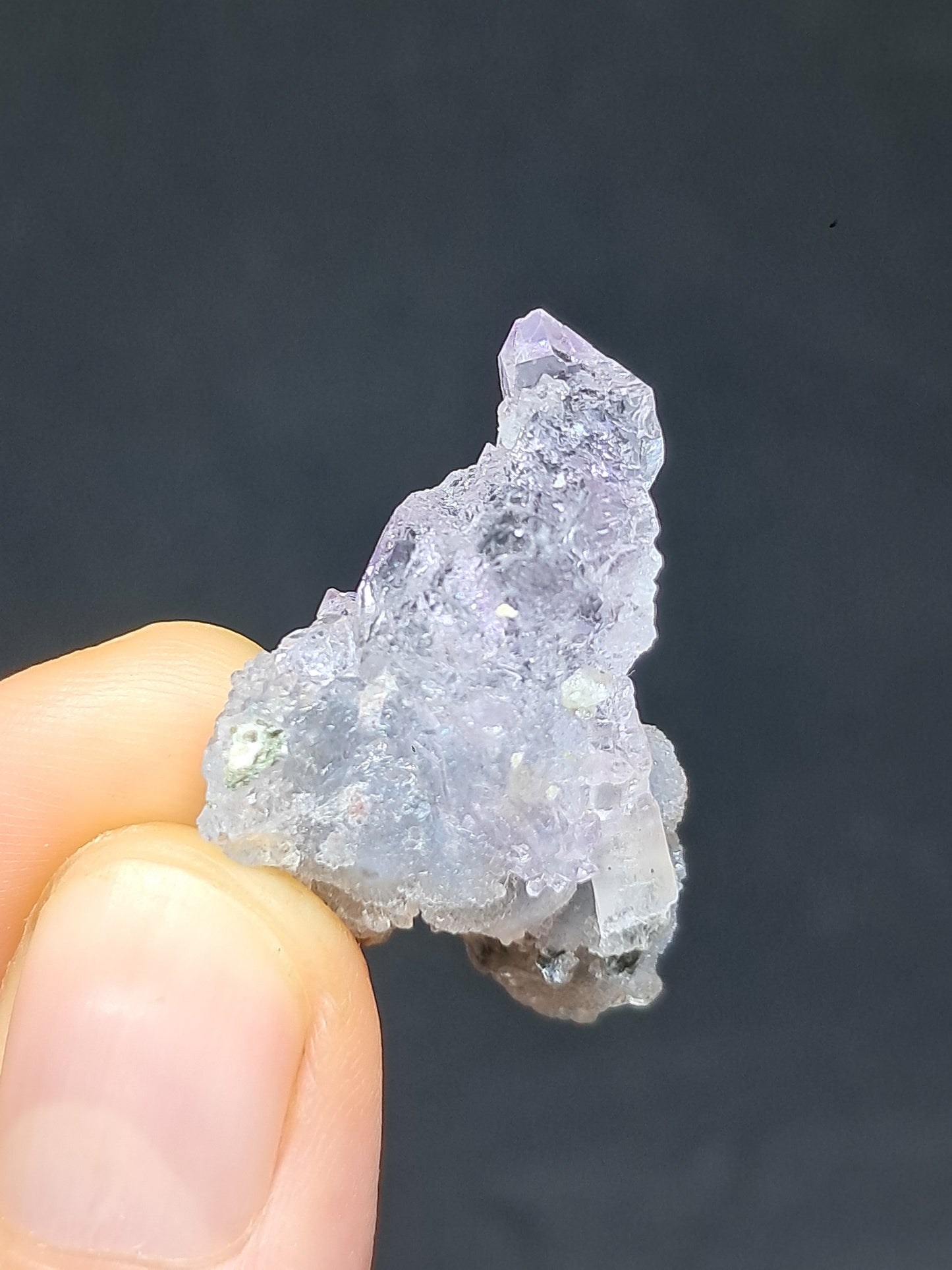 Cúmulo de cetro de amatista sobre matriz de calcedonia (Karur) | Piedra natural | Ejemplar mineral n.° KA71