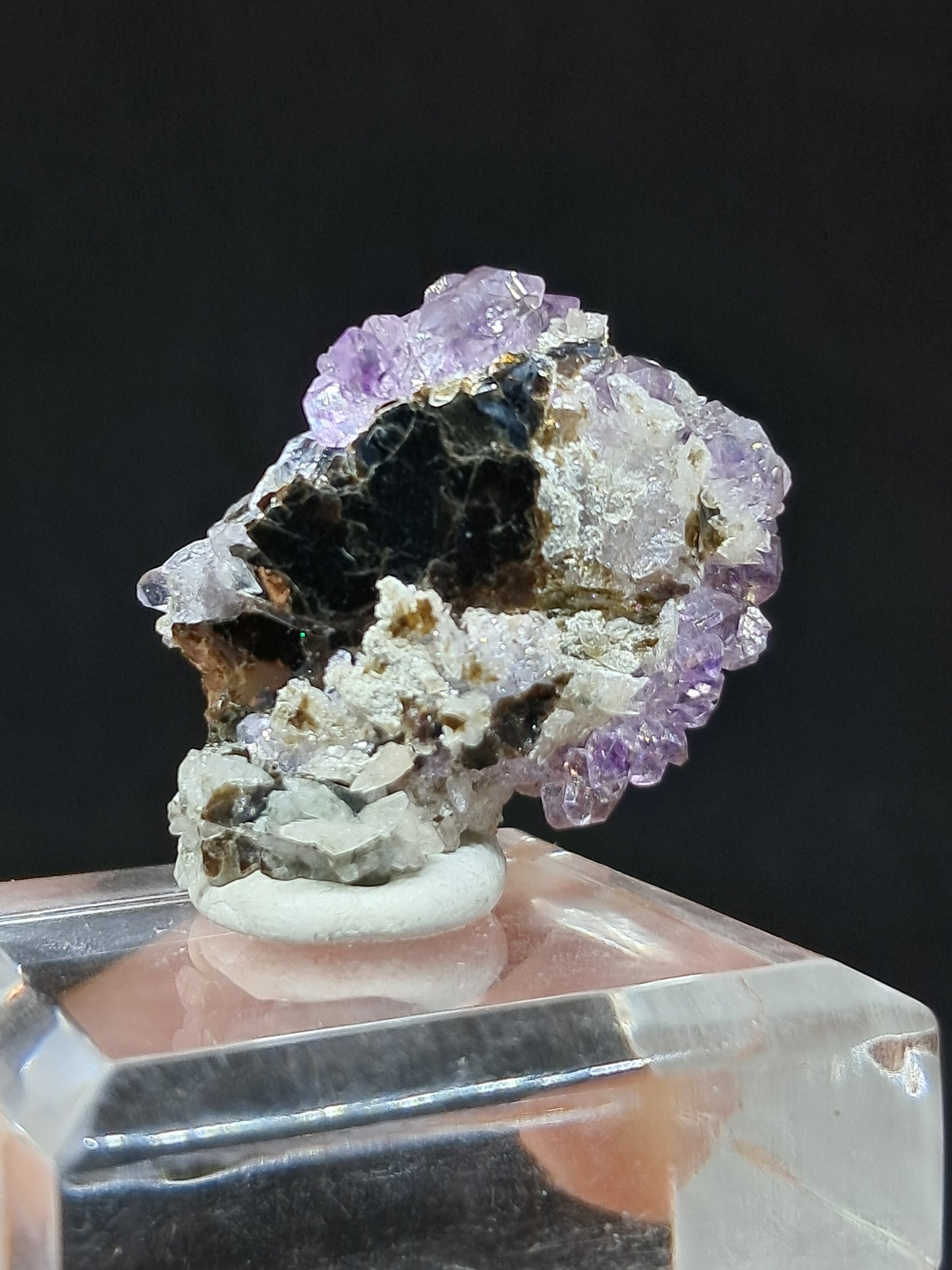 Cúmulo de amatista en matriz de albita y mica (Karur) | Cristal en bruto | Piedra natural | Ejemplar mineral n.° KA107
