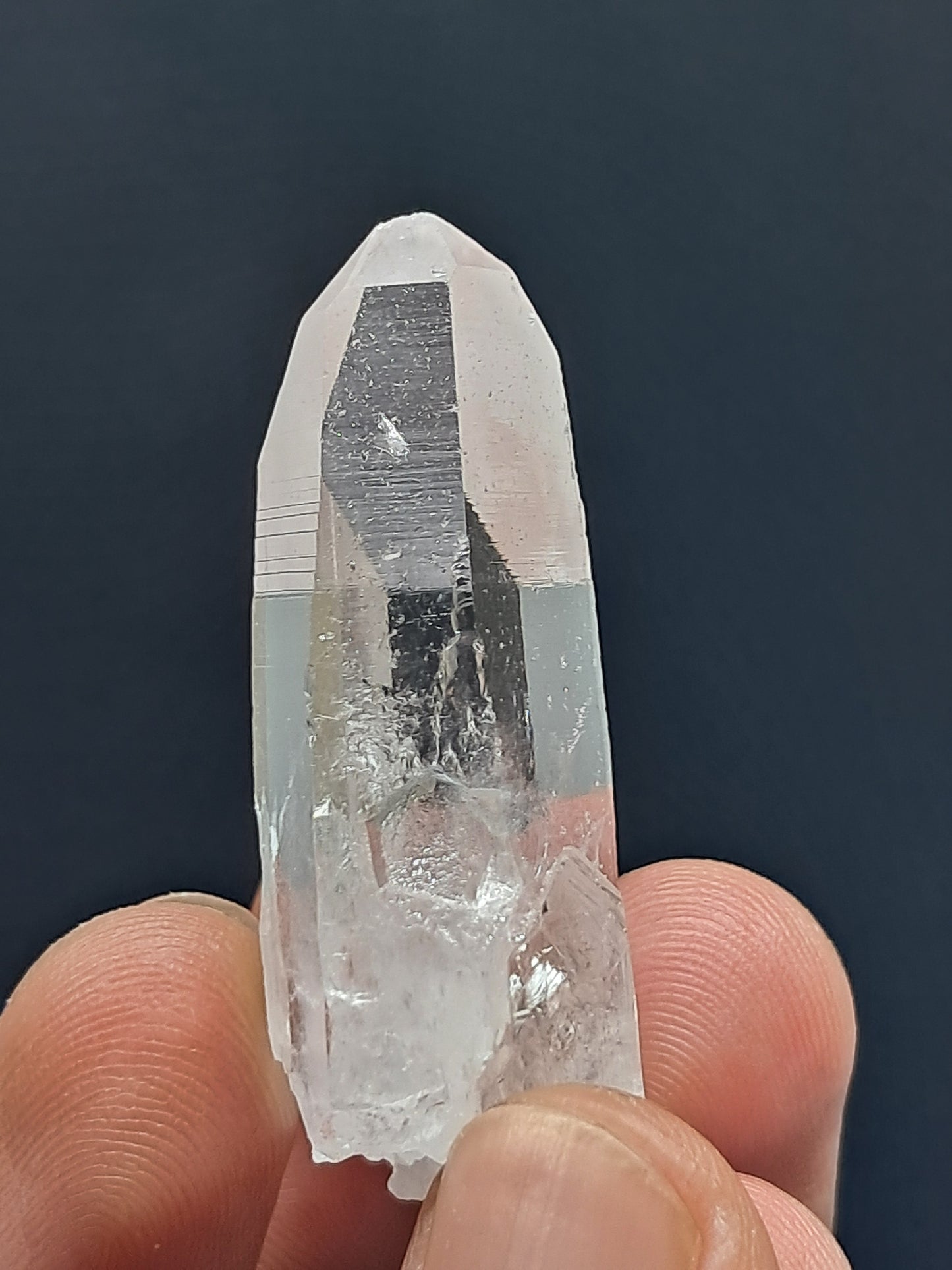 Cristal prismático de cuarzo transparente (Santander, Colombia) Punta natural | Ejemplar mineral n.° COQ24