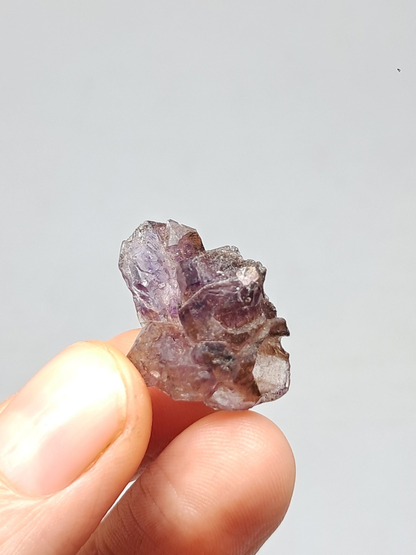 Cúmulo de amatista cetro con inclusiones Super Seven y formación de panal (Karur) | Cristal en bruto | Piedra natural | Ejemplar mineral n.° KA135