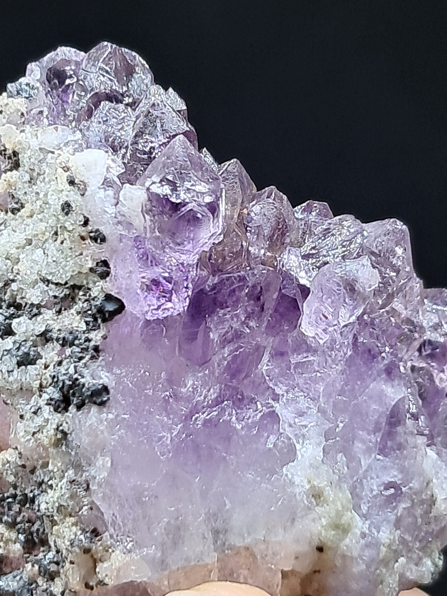 Amatista en racimo con cristal de hematita (karur) y cuarzo morado | Piedra natural | Ejemplar mineral n.° KA89