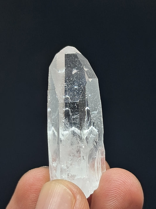Cristal prismático de cuarzo transparente (Santander, Colombia) Punta natural | Ejemplar mineral n.° COQ24