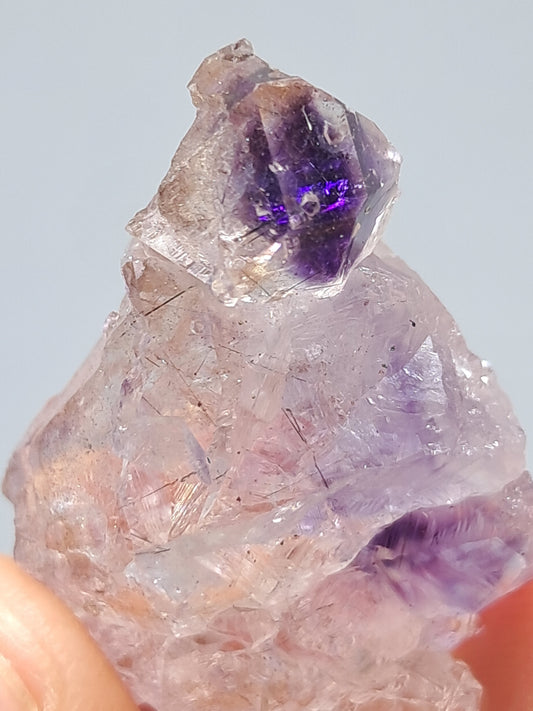 Cristal de amatista "Super Seven" (Karur) | Cúmulo de cuarzo | Piedra natural | Ejemplar mineral n.° KA95