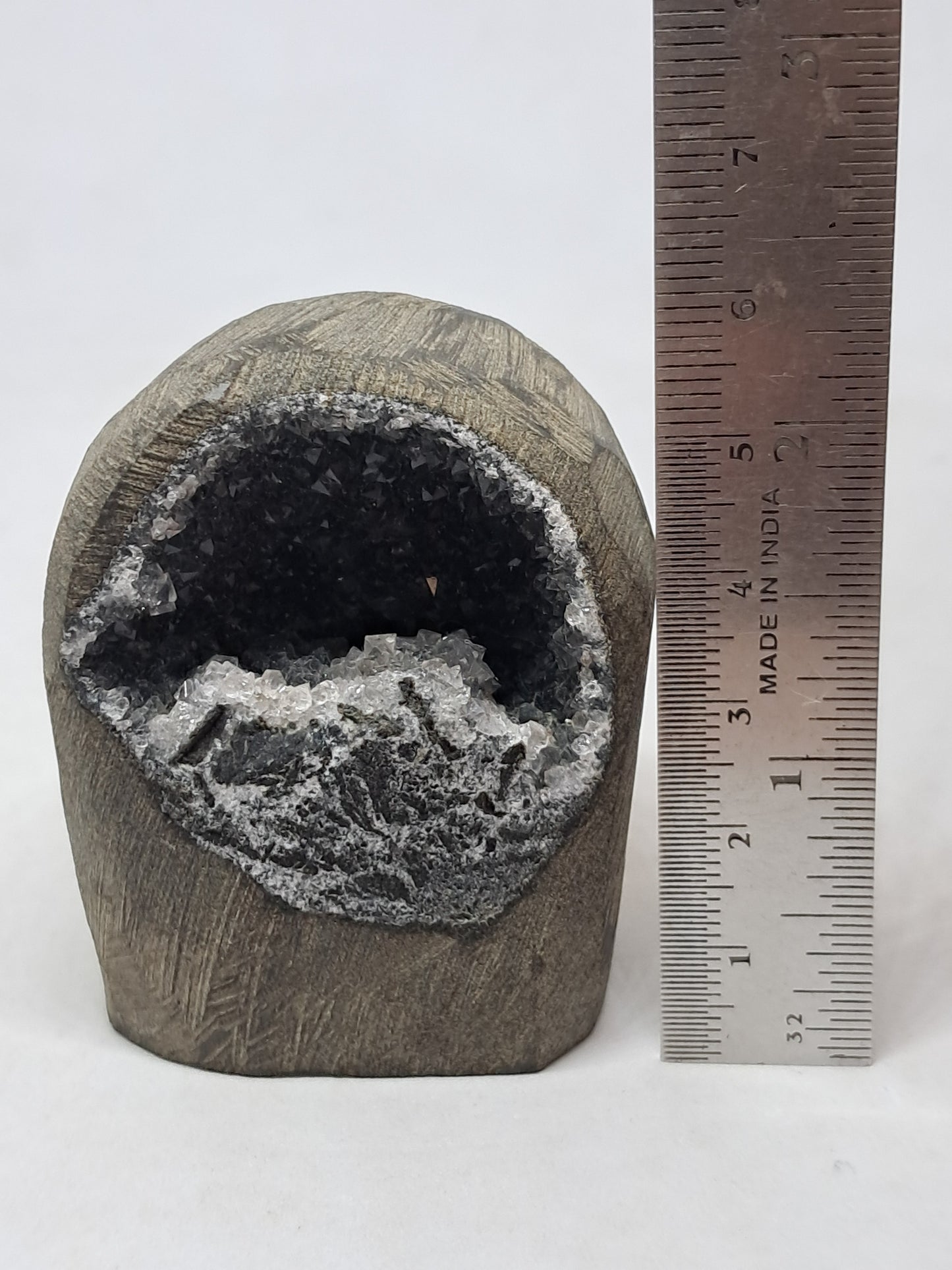 Calcedonia negra en geoda de basalto (Nashik) | Cristal natural | Ejemplar mineral n.° BC21
